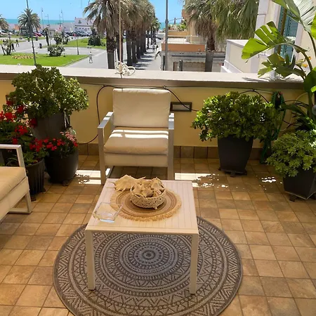 Appartement Con Terrazza Vista Mare In Stabile D'epoca Ostie